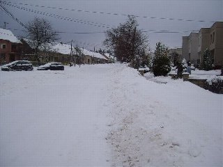 Zasněžená cesta přes obec: