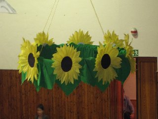 Nechyběl ani tradiční věnec v sále: