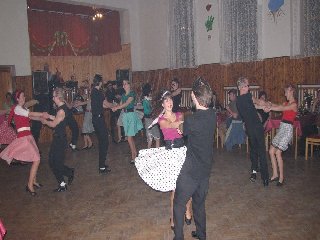 A to už je na parketu opět taneční skupina z Březníka: