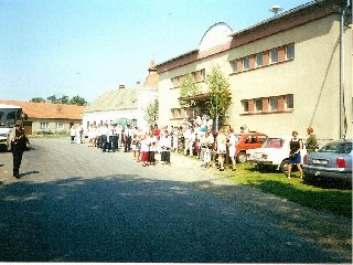 Průvod od kulturního domu ke zbrojnici.