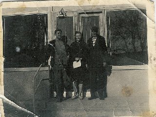 Před obchodem - samoobsluha Jednota.