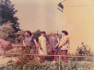 Před bývalou obecní školou.