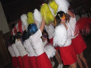 Když se podaří, co se dařit má, když je slunce jako ze zlata. Když se podaří, co podařit se má, podaří se také poupata.