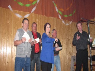 K poslechu a tanci hrála hudební skupina pana Kratochvíla. Zde jsou v porotě a hodnotí masky: