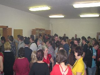 Tento shluk lidí není demonstrace ale fronta u baru: