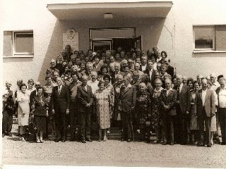 Společná fotografie před kulturním domem.