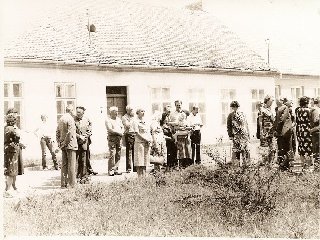 Před starou školou.