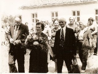 Položení kytic k pomníku obětem 1.sv války.