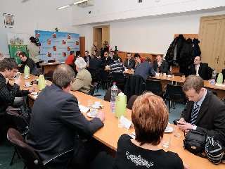 A to už odesíláme MMS z ceremoniálu na webové stránky obce. Tedy jsme o události informovali jako první, dříve než novináři :)