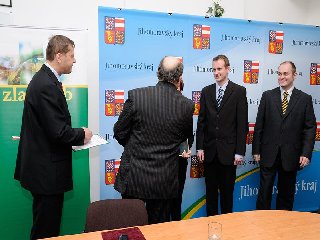 Předání ocenění za 1. místo v kategorii elektronická služba za aplikaci eMUZEUM. V této kategorii soutežila naše obec společně s městy.