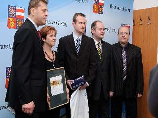 Předání ocenění za 1. místo v kategorii elektronická služba za aplikaci eMUZEUM. Na sladění kravat jsme se panem hejtmanem nedomlouvali :)