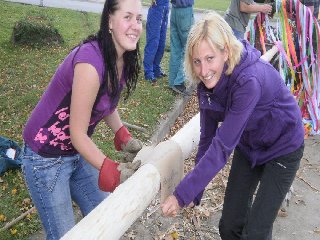 Máju bylo potřeba také pěkně dohladka očistit. Holky jsou tak šikovné, že se při práci ani nezašpiní :)