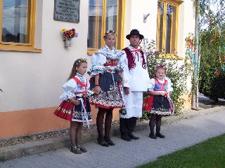 Před zbrojnicí u pamětní desky Františka Lemberka: