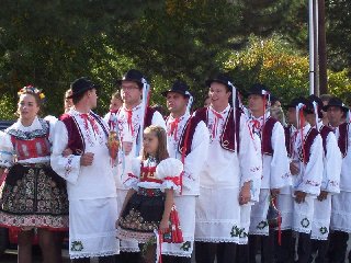 První stárek kontroluje řadu, aby vzápětí mohl poručit pochod: