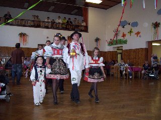 Po pochodu k pomníkům následoval nástup v kulturním domě..