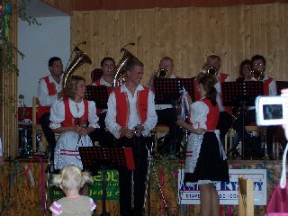 Je u nás zvykem, že poslední stárek dá z juchačky připít kapele: