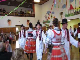 O přestávkách stárci potěšili obecenstvo lidovými písněmi.. :)