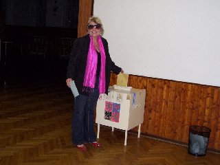 A nakonec vhození lístků do volební urny: