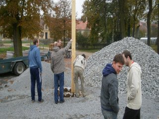 Pilu si stárci půjčili a vrhli se na máju: