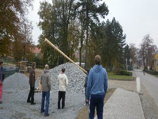 .. mája se klátí k zemi: