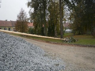 Malinko zavazela hromada štěrku, přes kterou se mája přehoupla: