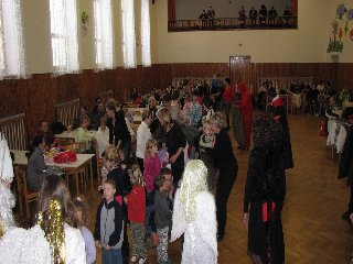 Za básničku děti obdržely balíčky dobrot, které pro ně nachystala Obec Senorady: