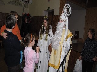 Mik, Miku, Mik, Miku, Mikuláš,<br />
přišel s čertem na koláč.<br />
Mik, Miku, Mik, Miku, Mikuláš,<br />
přinesl nám zimní čas..