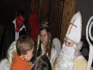 Když Mikuláš naděluje,<br />
čertík za ním poskakuje,<br />
Mik, Miku, Mik, Miku, Mikuláš,<br />
přinesl nám zimní čas..