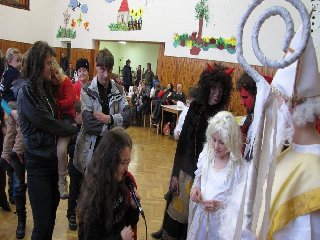 Čer-te, čer-te, chlupatý,<br />
nechej pytel za vraty.<br />
Čer-te, čer-te, chlupatý,<br />
nechej pytel za vraty..