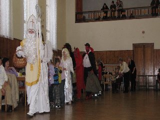 Po rozdělení balíčku začla čertovská diskotéka: