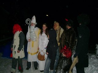 Za skupinkou pekelníků už stupá pekelný kouř: