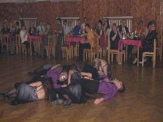 A je jasné, že takové předtančení tanečníky trochu unaví :)