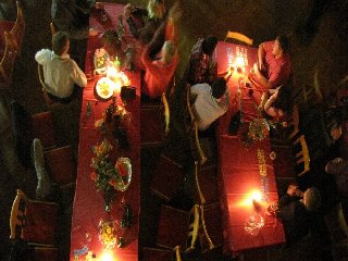 Nechybělo ani intimní osvětlení. Všechny svíčky v sále (a že jich bylo!) vlastnoručně zapálila paní Chaloupková. Děkujeme :)