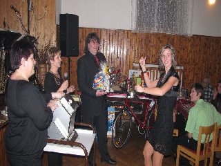 O půlnoci přišla na řadu tombola: