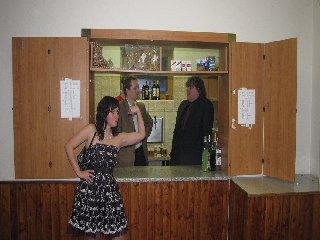 U baru se vůbec netvořily fronty, obsluha totiž byla fantasticky rychlá.. Prý jim stačilo jen pohrozit :)