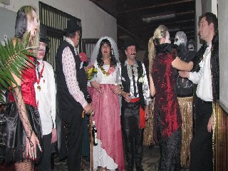 ..a ke všemu ještě cikánská svatba..