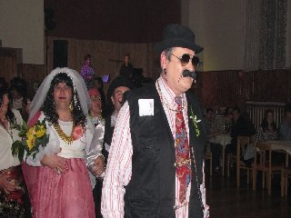 ..tihle se zdržují v kočovném táboře při údolí řeky Oslavy, říkáme jim chataři :)