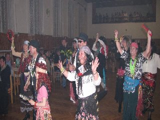 ..druhou cenu získala perfektní cikánská svatba, na které nechyběla ani rodící nevěsta..