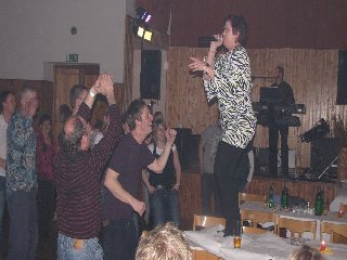 A celkem divoce to tentokrát rozjela i paní zpěvačka: