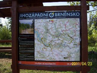 Nyní je nově na Biskoupských kopcích také informační tabule a posezení: