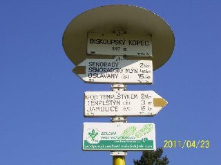 Ze Senorad 2,5 km, z Oslavan 15,5 km, od Templštýna 3 km, z Jamolic 6 km. 