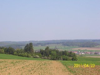 Pohled z Biskoupských kopců na obec Senorady přes Kozének: 