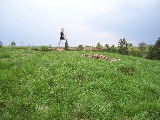 Hranice je postavena na větším ze dvou koupců, které zbyly po senoradské tvrzi: