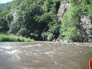 Teče voda, teče, po kameni skáče..