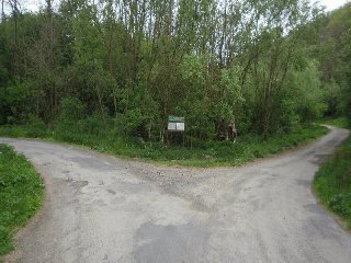 Na tomto rozcestí bychom měli odbočit doleva směrem na Senorady. My se ale ještě zajdeme podívat ke "Svaté vodě", takže odbočíme doprava.