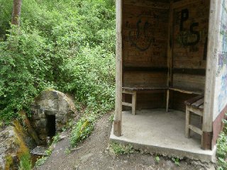 U pramene je také přísřešek, kde je možné si odpočinout.