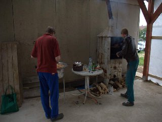 K občerstvení se připravovalo maso na kotlíku, cigáry v udírně..