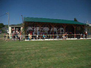 Publikum pod nově zbudovaným přístřeškem TJ Sokolu Senorady