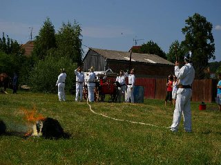 Nástup další jednotky hasičů, rozkaz zněl jasně: "Nasát"