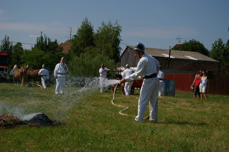 Proud vody záleží na síle hasičů a jejich pumpování